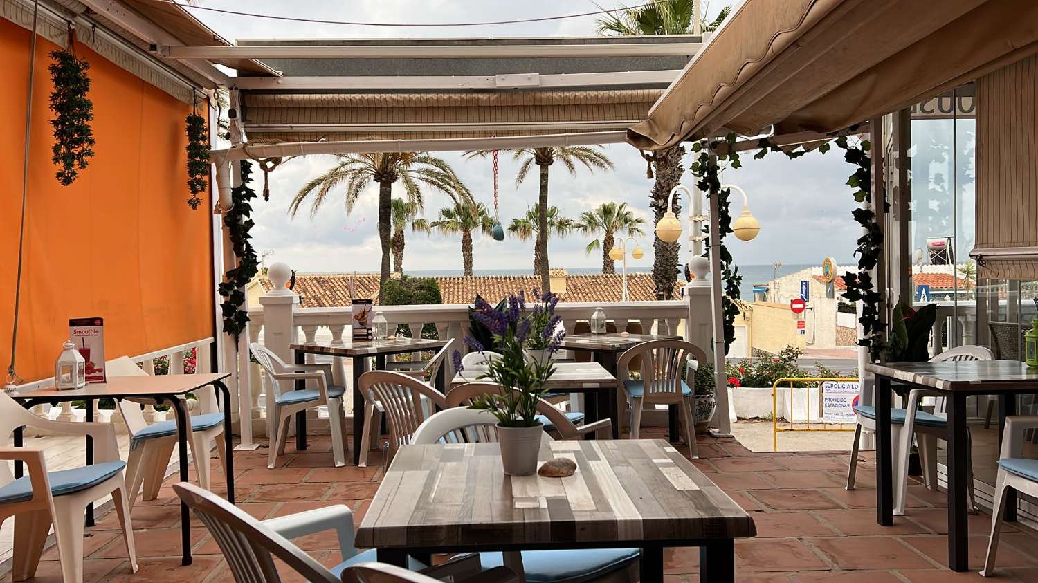 贝纳尔梅德纳科斯塔德尔索尔咖啡馆酒吧 - 海滩前 - 拥有客房