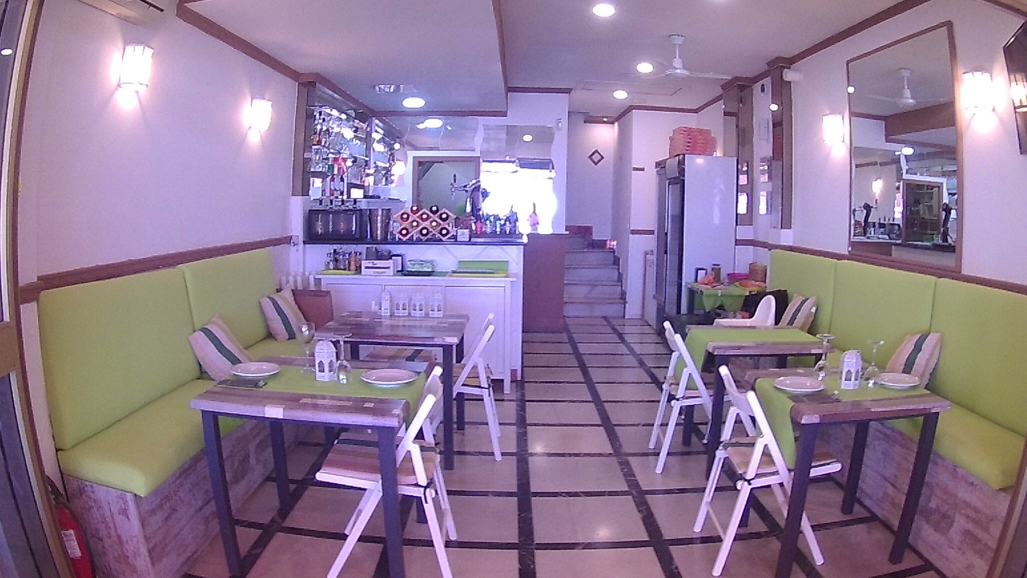 Cafe Bar i Benalmádena Costa del Sol - Strandfront - med ÄGARRUM