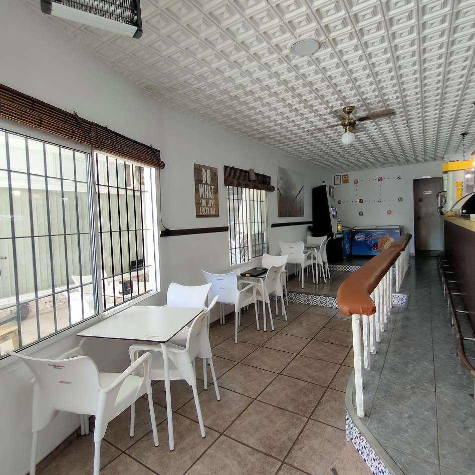 مقهى بار للبيع في توريمولينوس - إيجار منخفض - 300 متر من بلايا لا كاريهويلا توريمولينوس