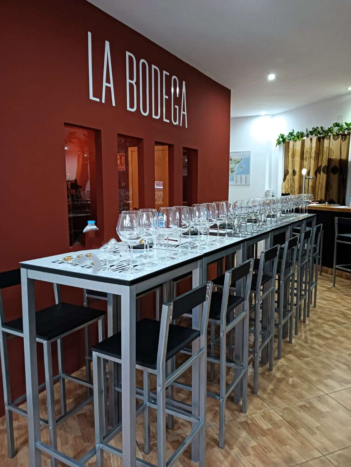 Alquiler Bar Vinoteca en Benalmádena - Gran terraza 20 mesas & Bodega Vinos