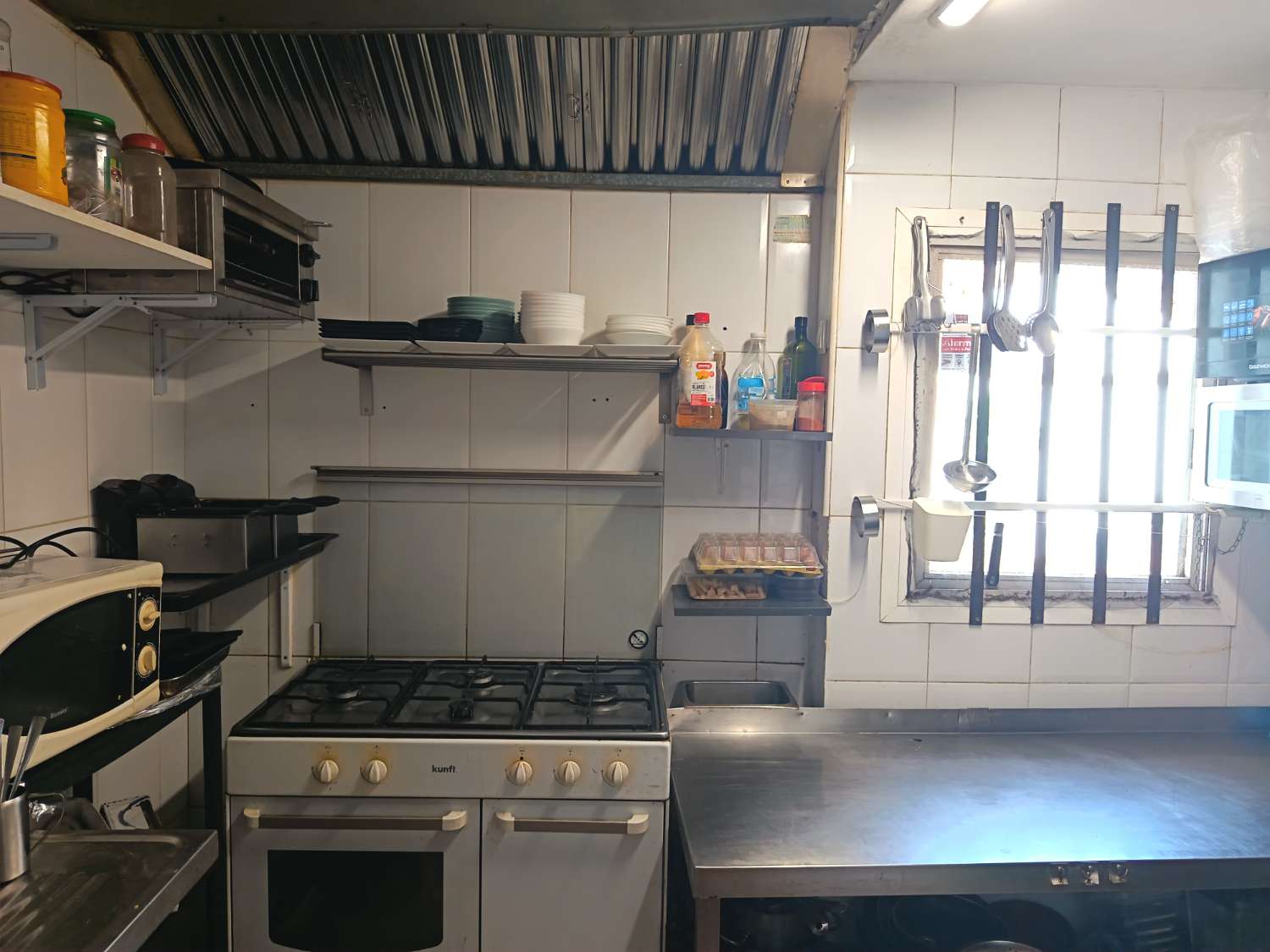 Traspaso Cafe Bar en Benalmadena - Cocina y Terraza soleada