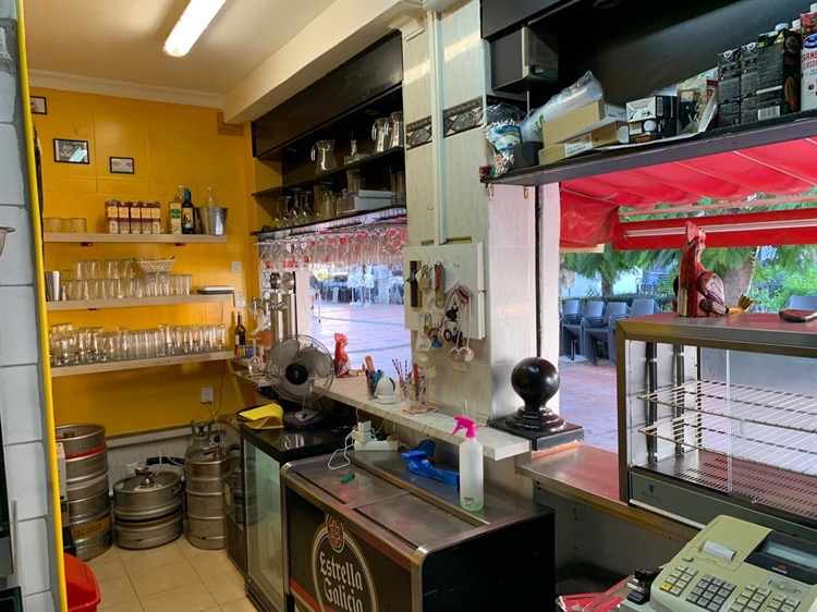 Traspaso Cafe Bar & Pollos Takeaway en Benalmadena - Gran terraza