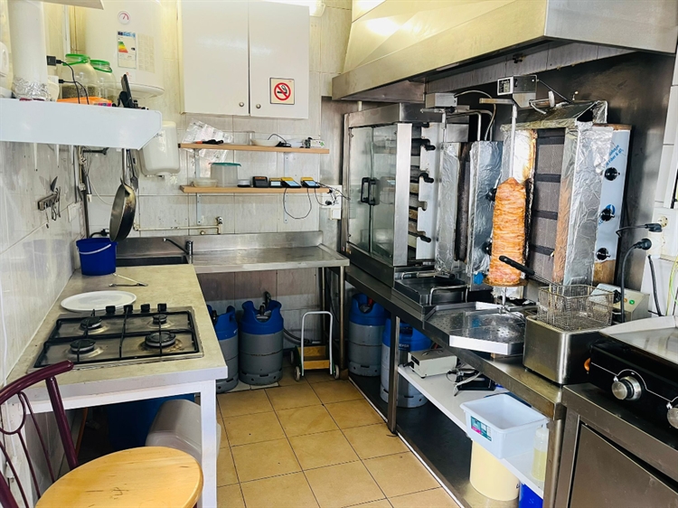 Traspaso Cafe Bar & Pollos Takeaway en Benalmadena - Gran terraza