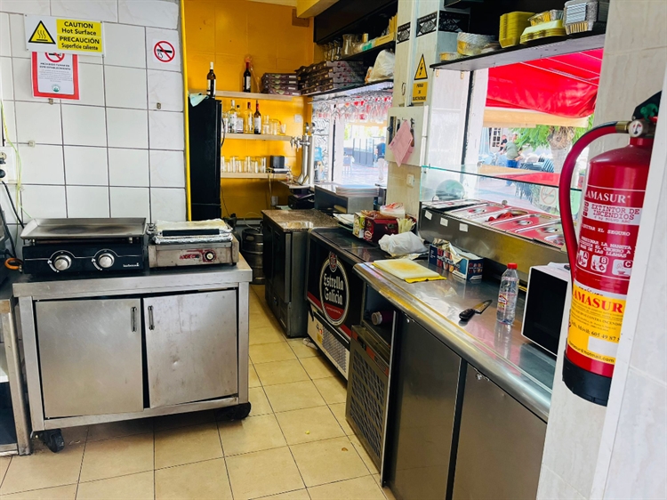 Traspaso Cafe Bar & Pollos Takeaway en Benalmadena - Gran terraza