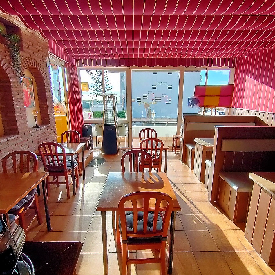 小酒馆比萨店 酒吧位于贝纳尔马德纳太阳海岸 - 距海滩50米