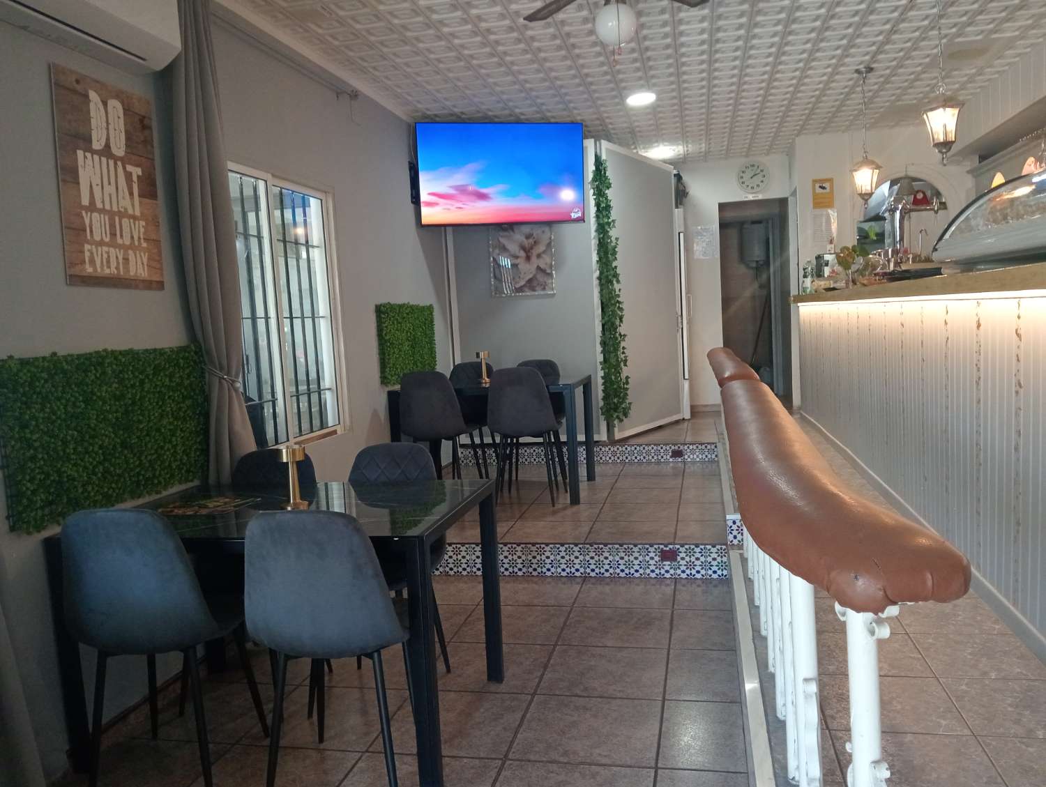 Traspaso Cafe Bar  en Torremolinos - Low Rent - 300 m De Playa La Carihuela Torremolinos