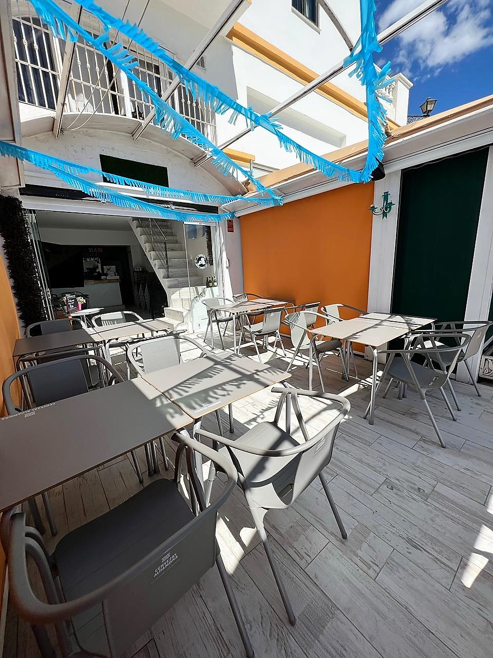 Cafe Bar en benalmadena Costa - Frente a la Playa - incluye habitación con ducha