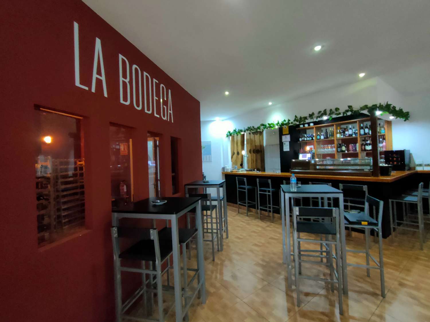 Traspaso Bar Vinoteca en Benalmádena - Gran terraza 20 mesas & Bodega Vinos