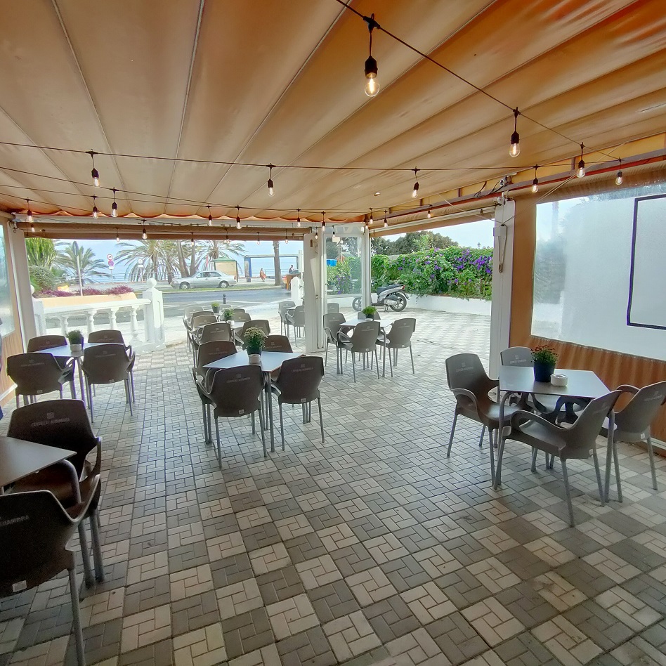 贝纳尔马德纳的咖啡厅和比萨店 - 低租金海滩前