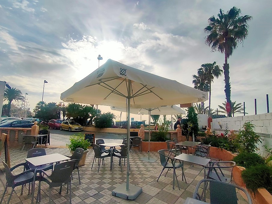 贝纳尔马德纳的咖啡厅和比萨店 - 低租金海滩前