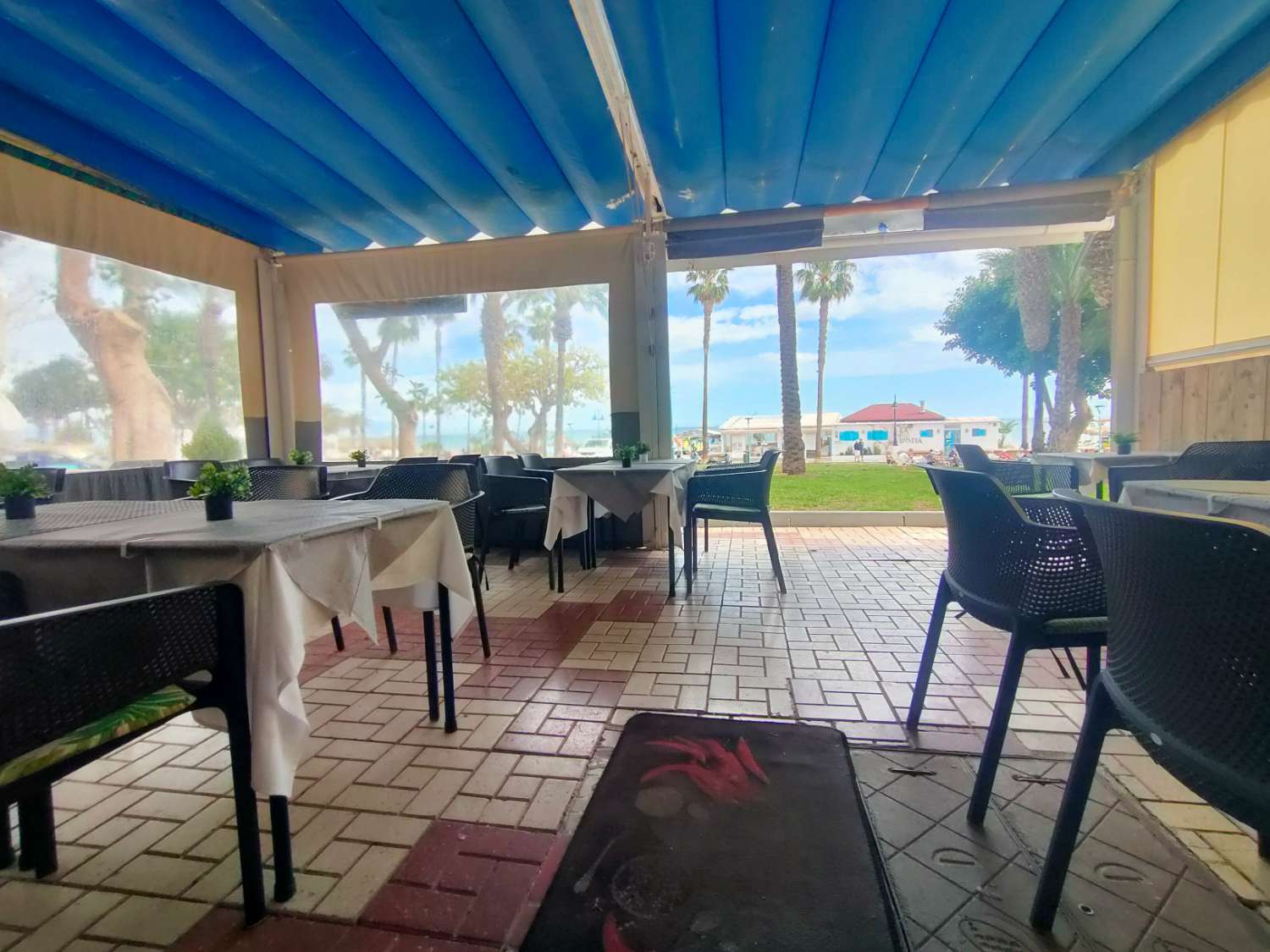 مطعم وبار كافيه في توريمولينوس - شاطئ