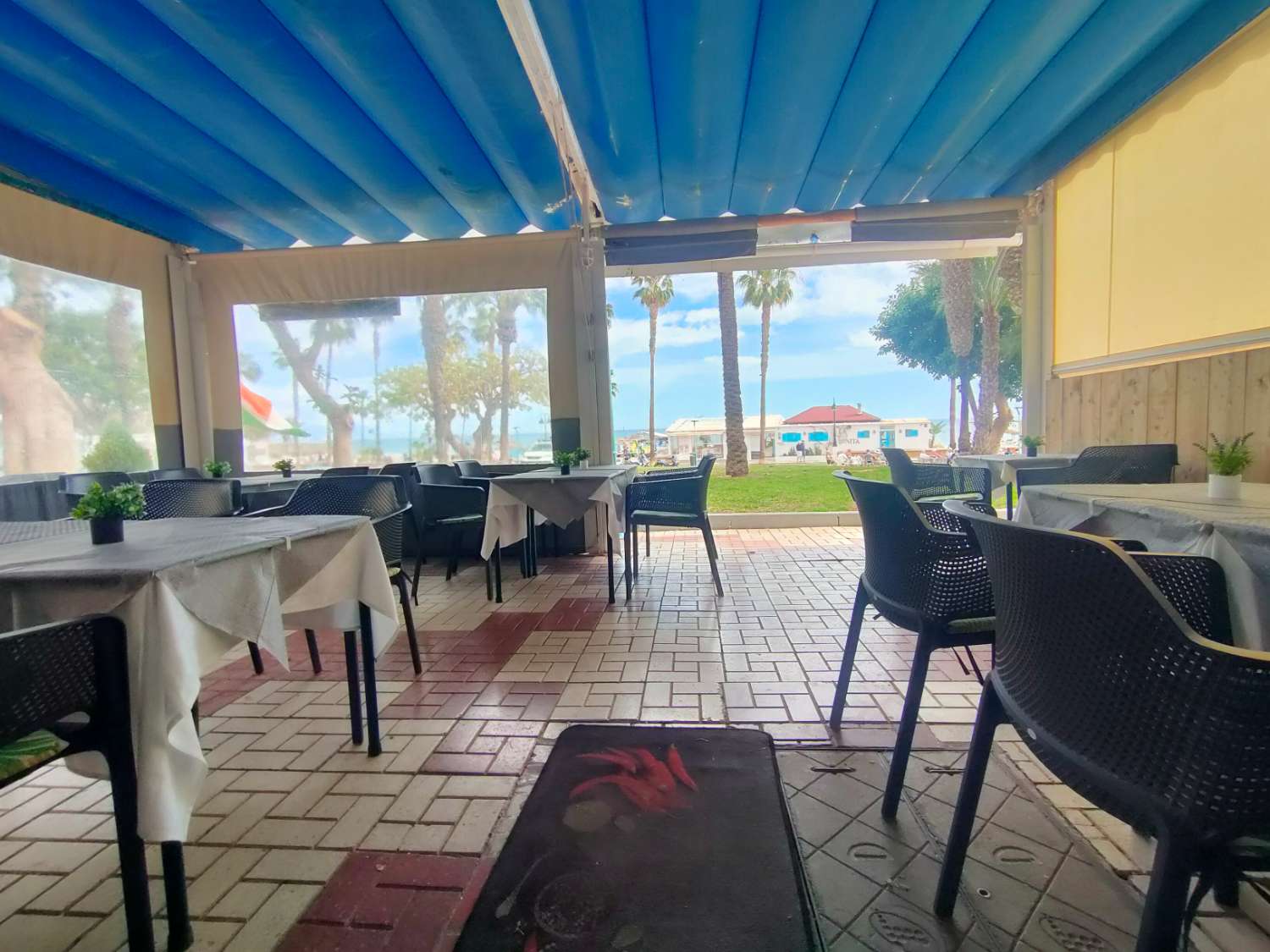 托雷莫利诺斯的餐厅和咖啡厅酒吧 - 海滩前