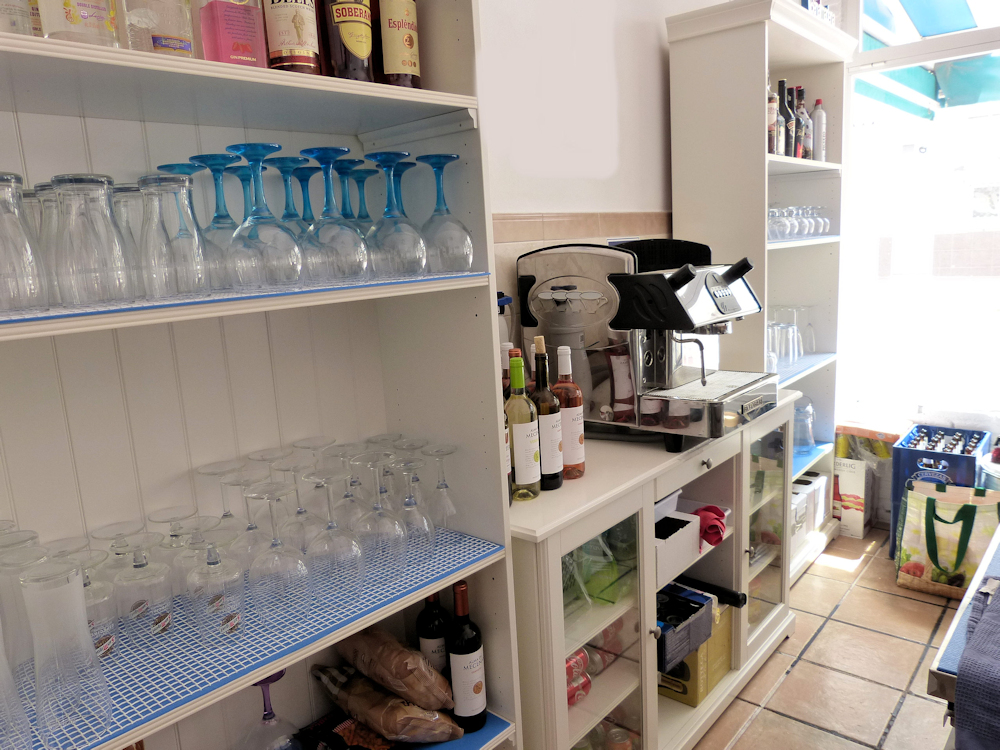 Traspaso Pequeño Bar en Benalmadena - Cocina + terraza 8 mesas