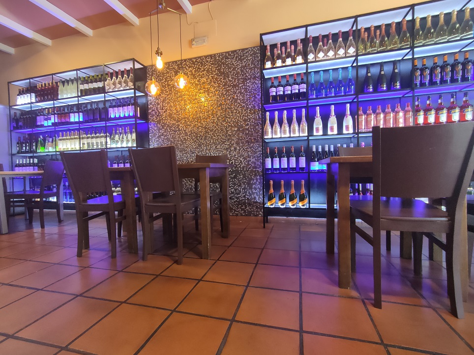 餐厅 – 西班牙太阳海岸贝纳尔梅德纳的酒吧 - 佐纳总理